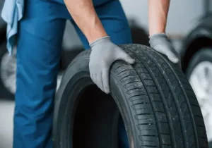 Homem segurando pneu radial